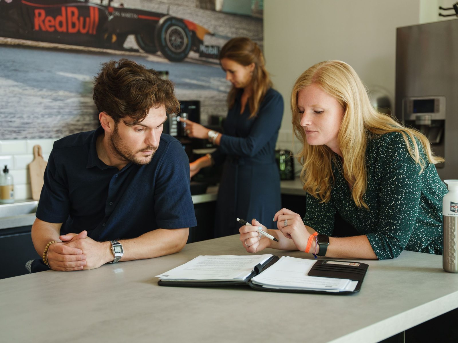 Twee medewerkers van Merk-Echt bespreken het merken register