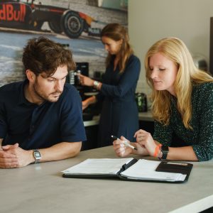 Twee medewerkers van Merk-Echt bespreken merkinbreuk