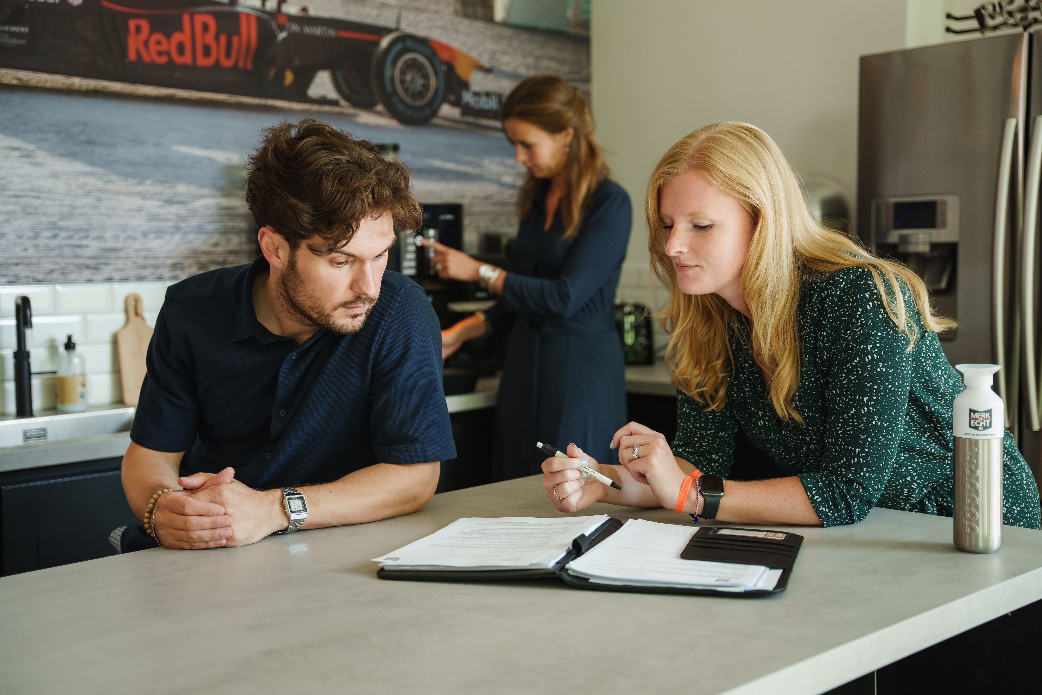 Twee medewerkers van Merk-Echt bespreken het merken register